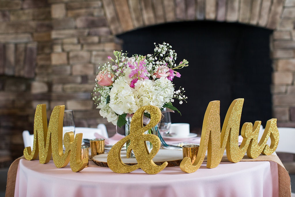Haperlare Vintage Style Mr and Mrs Sign Mr & Mrs Wooden Letters Wedding  Sign with Gold Glitter Letters Gold Mr and Mrs Sign for Wedding Table,Photo