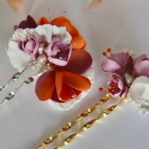Horquillas florales de arcilla polimérica hechas a mano: pétalos esculpidos vibrantes, un toque elegante.