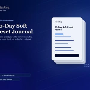Könnte beinhalten: Digitales Produktbild eines 30-Tage-Soft-Reset-Journals. Das weiße Journal mit blauen Akzenten enthält Linien zum Schreiben. Der Text enthält "Printable Guided Journal" und "sofortiger digitaler Download".