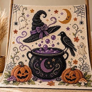 Puede incluir: Una manta de ganchillo de color crema con un caldero negro central con burbujas moradas, un sombrero de bruja negro con un lazo morado, un cuervo negro, dos calabazas de Halloween, fantasmas, telarañas, estrellas y una luna creciente.