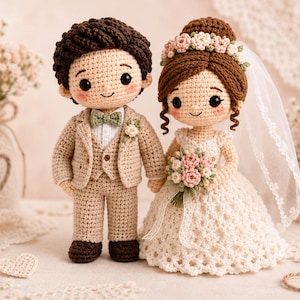 以下が含まれることがあります： 結婚式のカップルを模した2体の編みぐるみ人形。左側のフィギュアはダークブラウンの髪、ベージュのスーツ、緑の蝶ネクタイを着用。右側のフィギュアは茶色の髪、花冠、白いベール、白いドレスを身にまとい、花束を手に持っている。