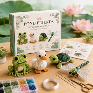 Op de afbeelding: Een DIY kralen knutselset genaamd "Pond Friends" met een kikker, eend, schildpad en libelle. De set bevat kralen, instructies en gereedschap. De afgewerkte kralenfiguren worden getoond, wat het resultaat van het project laat zien. De doos heeft een bloemenontwerp.