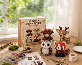 Puede incluir: Kit de bricolaje de animales con cuentas 3D. La caja presenta ilustraciones de una vaca de las Highlands, un ciervo, un búho y un panda rojo. El kit incluye cuentas y figuras de animales con cuentas.