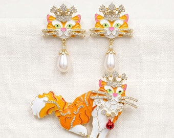Crowned Ginger Tabby Cat emaille broche en pareloorbellen set – vintage stijl statement sieraden