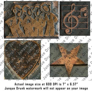 Op de afbeelding: Een collage van vijf vintage metalen drukblokken. De blokken bevatten een hart, een ster, een solsleutel met muzieknoten en drie figuren die naast elkaar staan. De blokken zijn gemaakt van donker metaal met een koperkleurige patina.