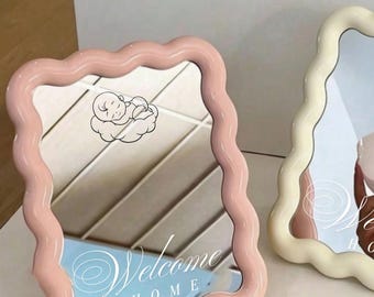 ミニマルなベビーミラー – 波型フレーム、眠る赤ちゃんのイラスト、ウェルカムホームギフト