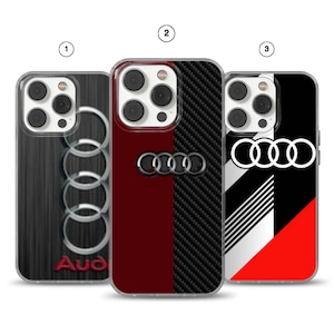 Könnte beinhalten: Drei Smartphone-Hüllen mit Audi-Branding. Die erste Hülle hat eine dunkle, gebürstete Metallstruktur mit dem Audi-Logo und Schriftzug. Die zweite Hülle zeigt ein geteiltes Design aus einfarbigem Weinrot und Carbonfaser mit dem Audi-Logo. Die dritte Hülle hat ein geometrisches schwarz-weiß-rotes Muster mit dem Audi-Logo.