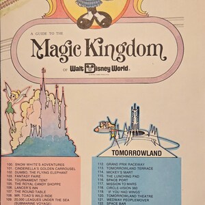 Könnte beinhalten: Vintage-Führer zum Magic Kingdom in Walt Disney World mit Minnie Mouse. Der Führer enthält eine Karte mit Attraktionen wie Snow White's Adventures und Tomorrowland. Das Cover ist in Orange-, Rosa- und Blautönen gehalten.