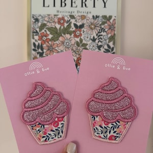 Parche termoadhesivo de Liberty Fabric con diseño de cupcake, aplique floral de cupcake, parche estampado de Wiltshire.