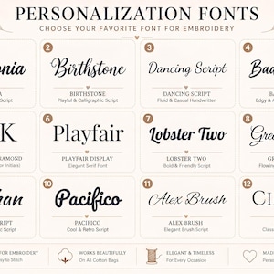 K&ouml;nnte beinhalten: Ein Raster aus zw&ouml;lf nummerierten Schriftarten f&uuml;r Stickereien mit der &Uuml;berschrift PERSONALIZATION FONTS. Jedes Feld zeigt einen Schriftnamen in der jeweiligen Schriftart, darunter Arizonia, Birthstone, Dancing Script, Bad Script, Cormorant Garamond, Playfair Display, Lobster Two, Great Vibes, Kaushan Script, Pacifico, Alex Brush und Cinzel.