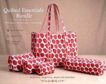 Könnte beinhalten: Ein gestepptes Baumwollset bestehend aus einer großen Tragetasche und drei kleineren Beuteln, alle mit einem roten Erdbeermuster auf weißem Grund. Der Text lautet Quilted Essentials Bundle, Tote Bag, Dyson Bag, Toiletries und Hand Block Print.