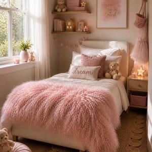 Luxury Mongolian Lamb Fur Bed Runner
Chemin de lit de luxe en fourrure d’agneau mongol
Runner da letto di lusso in pelliccia di agnello mongolo
Camino de cama de lujo de piel de cordero mongol
Luxuriöser Bettläufer aus mongolischem Lammfell