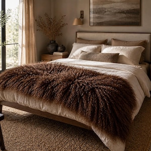 Luxury Mongolian Lamb Fur Bed Runner
Chemin de lit de luxe en fourrure d’agneau mongol
Runner da letto di lusso in pelliccia di agnello mongolo
Camino de cama de lujo de piel de cordero mongol
Luxuriöser Bettläufer aus mongolischem Lammfell