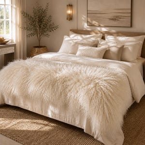 Luxury Mongolian Lamb Fur Bed Runner
Chemin de lit de luxe en fourrure d’agneau mongol
Runner da letto di lusso in pelliccia di agnello mongolo
Camino de cama de lujo de piel de cordero mongol
Luxuriöser Bettläufer aus mongolischem Lammfell