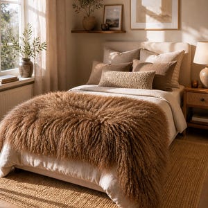 Luxury Mongolian Lamb Fur Bed Runner
Chemin de lit de luxe en fourrure d’agneau mongol
Runner da letto di lusso in pelliccia di agnello mongolo
Camino de cama de lujo de piel de cordero mongol
Luxuriöser Bettläufer aus mongolischem Lammfell