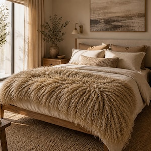 Luxury Mongolian Lamb Fur Bed Runner
Chemin de lit de luxe en fourrure d’agneau mongol
Runner da letto di lusso in pelliccia di agnello mongolo
Camino de cama de lujo de piel de cordero mongol
Luxuriöser Bettläufer aus mongolischem Lammfell