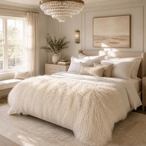 Luxury Mongolian Lamb Fur Bed Runner
Chemin de lit de luxe en fourrure d’agneau mongol
Runner da letto di lusso in pelliccia di agnello mongolo
Camino de cama de lujo de piel de cordero mongol
Luxuriöser Bettläufer aus mongolischem Lammfell