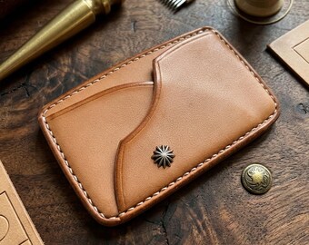 Ein stilvoller Kartenhalter mit mehreren Taschen und einem starken Sinn für Design