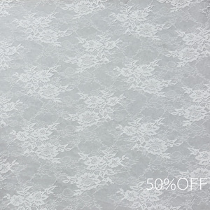 Puede incluir: Tela de encaje floral blanco con un patrón delicado. El encaje presenta un diseño repetido de flores y hojas, creando una superficie texturizada. El texto "50% OFF" es visible en la esquina inferior derecha.