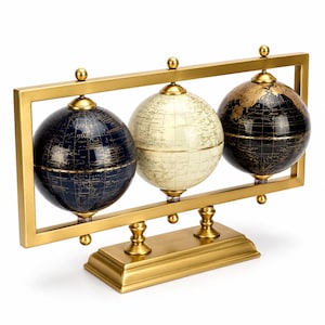 Puede incluir: Un accesorio de escritorio decorativo con tres globos terráqueos suspendidos en un marco rectangular de metal dorado. Los globos son de color azul oscuro, crema y negro, cada uno con detalles de mapas en dorado sobre una base dorada.
