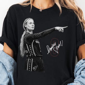 Sophie Cunningham Pointing shirt