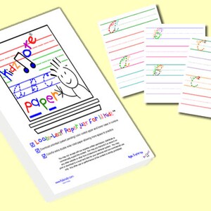 Op de afbeelding: Een stapel wit papier met kleurrijke tekst en illustraties voor het oefenen van handschrift voor kinderen. De tekst op het papier luidt "Kidz Kore paper" en "Loose-Leaf Paper just For lil kidz". Er zijn ook verschillende vellen oefenpapier zichtbaar.