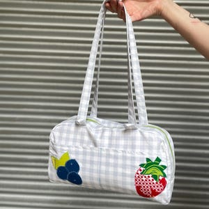 Bolso baguette de patchwork con frutas y bayas - bolso tipo bowling reciclado - hecho a mano con tela de segunda mano