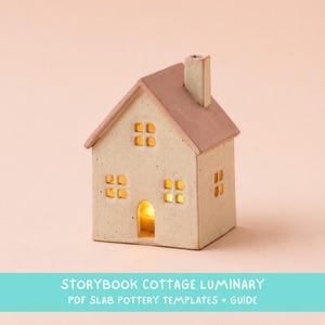 Puede incluir: Una linterna de cerámica con forma de casa, fachada clara, techo rosa-marrón y chimenea. La estructura tiene ventanas recortadas y una puerta arqueada que emite un cálido resplandor amarillo. Texto: STORYBOOK COTTAGE LUMINARY PDF SLAB POTTERY TEMPLATES + GUIDE.