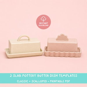 Peut inclure: Deux beurriers rectangulaires, l'un de couleur crème avec une poignée arquée simple et l'autre rose poudré avec une base festonnée et une languette décorative. L'image inclut une icône circulaire avec le texte INSTANT DOWNLOAD et le texte 2 SLAB POTTERY BUTTER DISH TEMPLATES CLASSIC + SCALLOPED + PRINTABLE PDF.