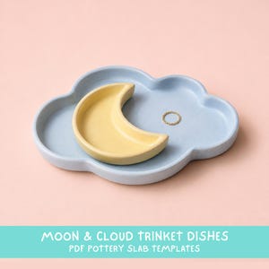 Peut inclure: Un vide-poche en céramique bleu clair en forme de nuage avec un petit plat jaune en forme de croissant de lune à l'intérieur. Une fine bague dorée repose sur la surface du nuage. Le texte MOON & CLOUD TRINKET DISHES PDF POTTERY SLAB TEMPLATES est visible.