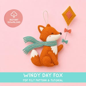 Könnte beinhalten: Ein Filz-Fuchs-Anhänger mit orangefarbenem und weißem Fell, der einen blaugrünen Schal trägt und einen rautenförmigen gelben Drachen mit zwei kleinen Schleifen hält. Der Text lautet INSTANT DOWNLOAD und WINDY DAY FOX PDF FELT PATTERN & TUTORIAL.