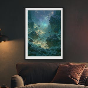 Pode incluir: Uma impressão de arte de parede emoldurada retratando uma cena do espaço profundo com grandes asteroides irregulares azul-escuros e cinzentos flutuando numa vasta nebulosa enevoada. Um orbe ciano brilhante é visível ao longe, rodeado por poeira estelar.