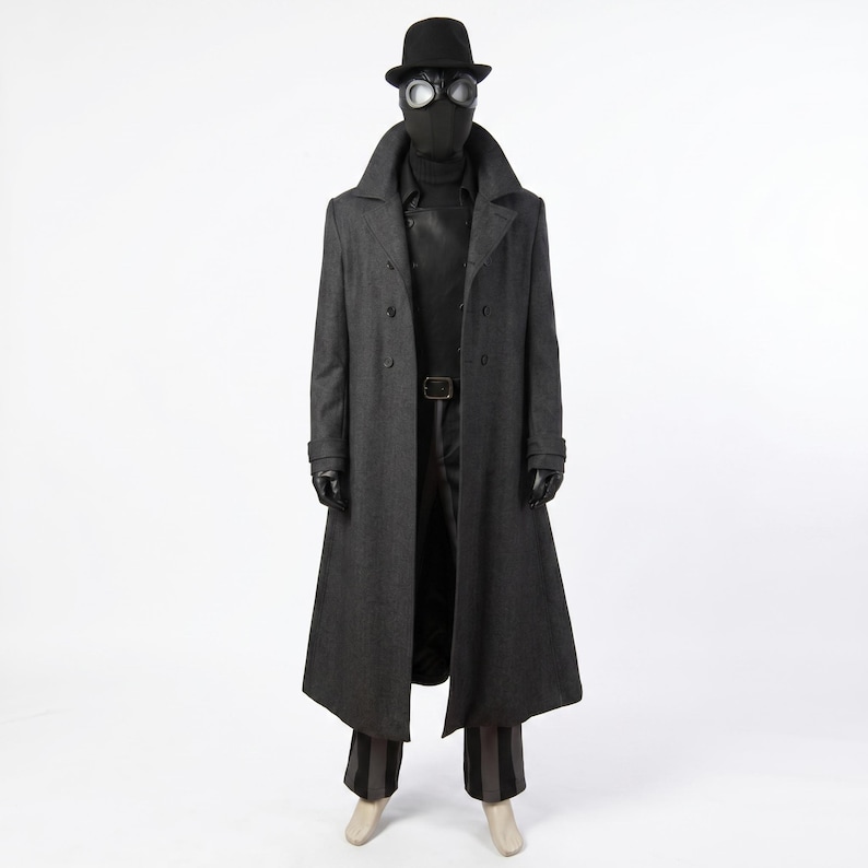 Peut inclure: Un costume complet comprenant un trench-coat gris fonc&eacute;, un col roul&eacute; noir et un pantalon noir. L'ensemble inclut un chapeau fedora noir, un masque facial noir avec de grandes lunettes circulaires et des gants noirs, formant une tenue sombre.