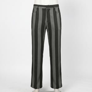 Peut inclure: Pantalon pleine longueur pr&eacute;sentant un motif &agrave; rayures verticales alternant des nuances de gris anthracite et de noir. Ce pantalon comprend une ceinture standard avec passants, une fermeture &eacute;clair sur le devant et deux poches lat&eacute;rales.
