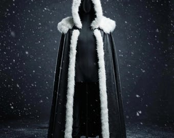 Cape à capuche en cuir noir | Cape de cosplay médiévale-fantastique blanche avec bordure en fausse fourrure