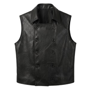 Peut inclure: Un gilet sans manches noir dot&eacute; d'une fermeture crois&eacute;e sur le devant avec huit boutons noirs assortis. Le v&ecirc;tement pr&eacute;sente un col pointu, une finition textur&eacute;e et un ourlet droit, offrant une allure structur&eacute;e sans manches.