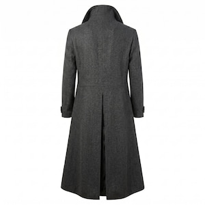 Peut inclure: Un manteau long gris anthracite dot&eacute; d'un col montant, de manches longues avec pattes de boutonnage aux poignets et d'une fente verticale prononc&eacute;e dans le dos. Le v&ecirc;tement est en tissu textur&eacute; et descend sous les genoux avec une coupe structur&eacute;e.