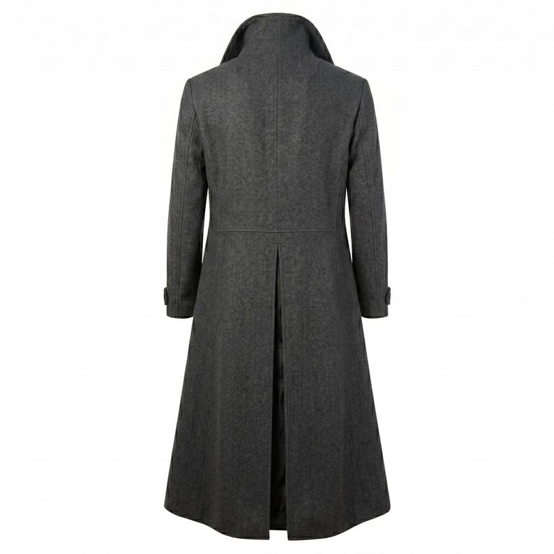 Peut inclure: Un manteau long gris anthracite dot&eacute; d'un col montant, de manches longues avec pattes de boutonnage aux poignets et d'une fente verticale prononc&eacute;e dans le dos. Le v&ecirc;tement est en tissu textur&eacute; et descend sous les genoux avec une coupe structur&eacute;e.