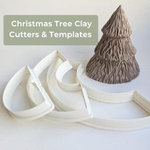 Puede incluir: Cortadores de arcilla de plástico blanco en formas curvas de arco junto a un árbol de Navidad de arcilla marrón texturizada en forma de cono. La imagen incluye el texto "Christmas Tree Clay Cutters & Templates" en un recuadro verde.