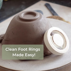 Peut inclure: Un bol en argile marron avec un anneau de pied surélevé, à côté d'un outil blanc pour nettoyer l'anneau de pied. Le texte "Clean Foot Rings Made Easy!" est sur un rectangle vert.