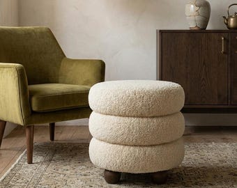 Fell Hocker mit Holzbeinen | Teddy Pouf Weiß | Japandi & Boho Schlafzimmer Deko | Flauschiger Sitzhocker für Flur, Wohnzimmer | Hocker Holz