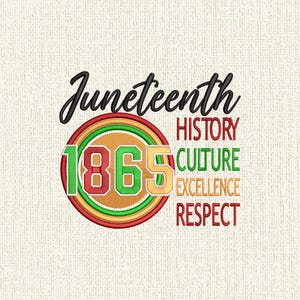 Può includere: Un disegno ricamato con il testo nero Juneteenth sopra un emblema circolare con anelli concentrici rossi, verdi e gialli. Il numero 1865 è centrato in rosso, verde e giallo. A destra, le parole HISTORY, CULTURE, EXCELLENCE, RESPECT.