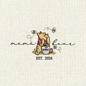 Può includere: Un disegno da ricamo con un orso giallo che indossa una maglietta rossa, mentre tiene un vaso con l'etichetta HUNNY. Tre piccole api volano intorno all'orso. Il testo mama bear è in corsivo e EST. 2026 è scritto sotto l'orso.