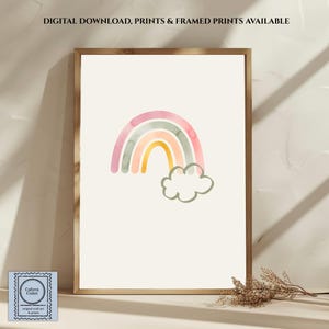 Può includere: Stampa incorniciata con un arcobaleno ad acquerello rosa, verde e giallo, con una nuvola. Il testo "DIGITAL DOWNLOAD, PRINTS & FRAMED PRINTS AVAILABLE" è in alto. L'opera è in una cornice di legno.