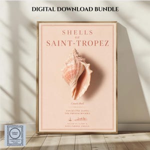 Può includere: Un pacchetto di download digitale con un poster incorniciato intitolato SHELLS OF SAINT-TROPEZ. La stampa mostra una grande conchiglia testurizzata nei toni del pesca e della crema su uno sfondo rosa chiaro con testo e una piccola illustrazione costiera.