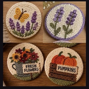 Könnte beinhalten: Vier runde gehäkelte Untersetzer mit strukturierten Motiven: einer mit einem gelben Schmetterling und lila Lavendel, einer mit Lavendelzweigen, einer mit einem Blumenkübel mit der Aufschrift FRESH FLOWERS und einer mit Kürbissen mit der Aufschrift PUMPKINS.