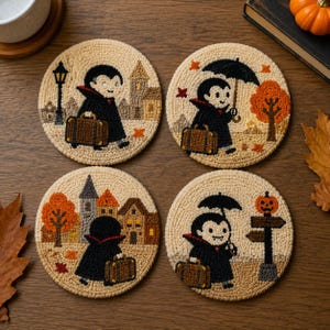 Pode incluir: Quatro porta-copos redondos de punch needle com um personagem vampiro de desenho animado com capa preta e mala castanha. Os desenhos incluem um candeeiro de rua, um edifício de pedra, um guarda-chuva, uma árvore de outono e um sinal.