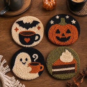 Pode incluir: Quatro bases para copos redondas em crochê com designs sazonais: um morcego preto com uma caneca, uma abóbora de Halloween com estrelas, um fantasma branco com uma caneca laranja e uma fatia de bolo com cobertura. Superfície texturizada.