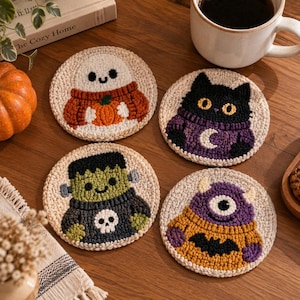 Könnte beinhalten: Vier runde, cremefarbene Häkeluntersetzer mit Halloween-Motiven: ein weißes Gespenst mit orangefarbenem Kürbis, eine schwarze Katze im lila Pullover mit Mond, ein grünes Monster mit Totenkopf-Pullover und ein violettes einäugiges Monster.