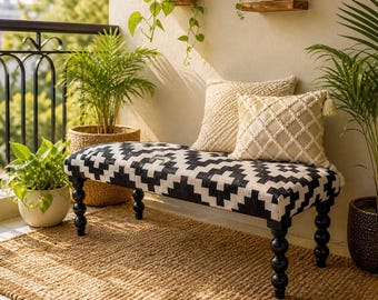Banco Kilim artesanal em lã e juta, assento estofado com estampa geométrica tribal, mobiliário para hall de entrada em estilo boho-chá.